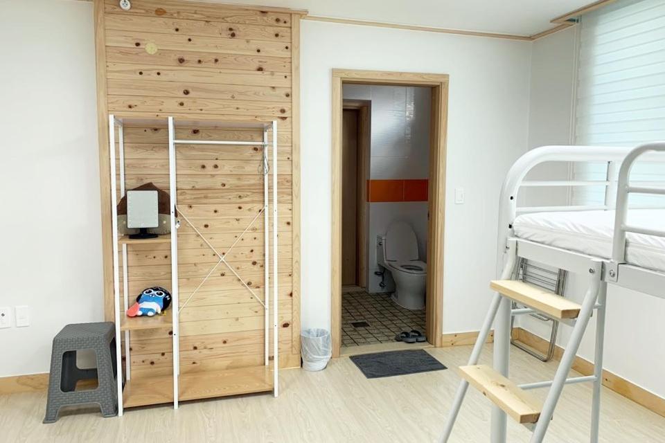 Jeju Guesthouse Togŭnnae Dış mekan fotoğraf